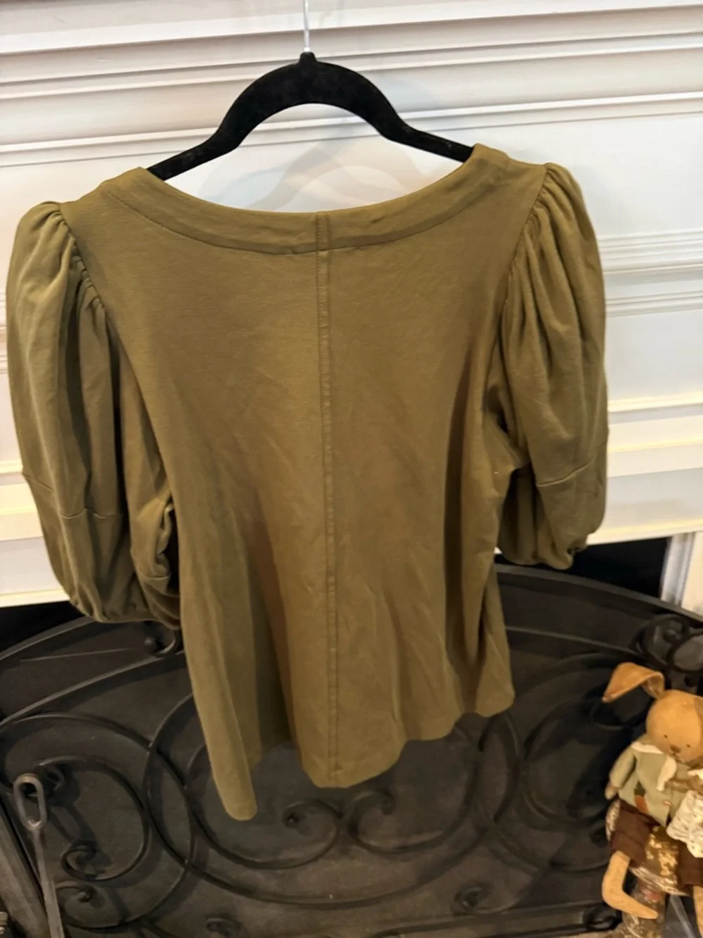 Gibson Latimer Olive Green Puff Sleeve Top - Picture 2 of 3